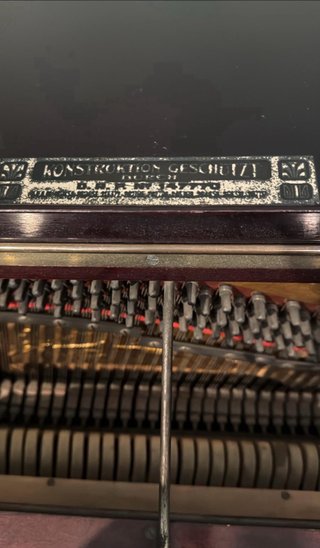Piano antiguo de madera oscura