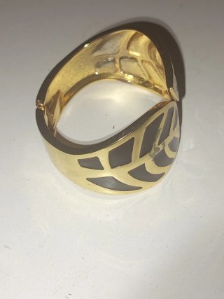 Brazalete rígido dorado diseño hojas/esmalte negro