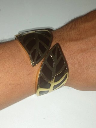 Brazalete rígido dorado diseño hojas/esmalte negro