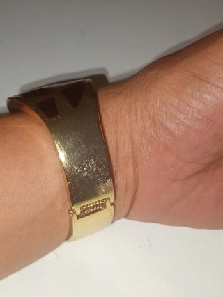Brazalete rígido dorado diseño hojas/esmalte negro