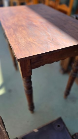 Mesa de madera antigua con cajón