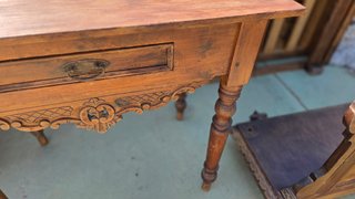 Mesa de madera antigua con cajón