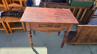 Mesa de madera antigua con cajón