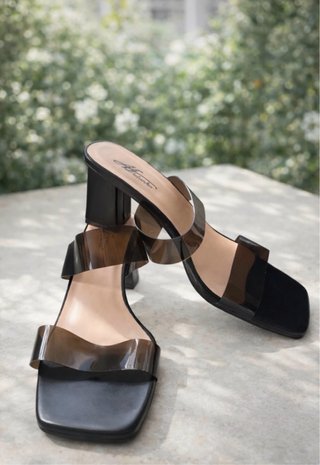 Tacones negros de tiras transparentes