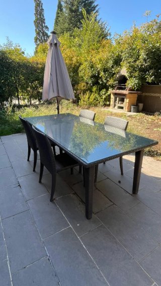Mesa de jardín + 4 sillas + sombrilla + baúl