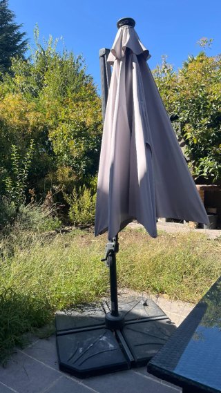 Mesa de jardín + 4 sillas + sombrilla + baúl