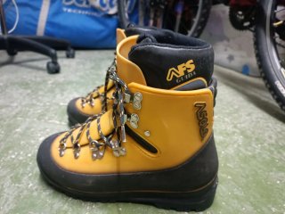 Botas de montaña Asolo amarillas y negras