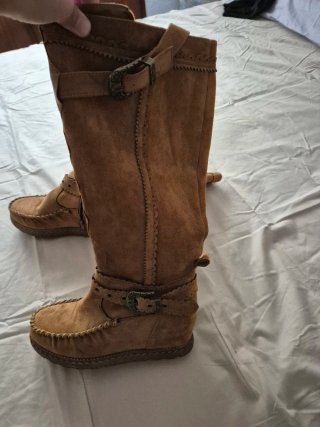 Botas de ante marrones con hebilla