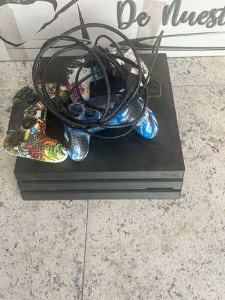 Consola PS4 Pro + 2 Controles Multicolor