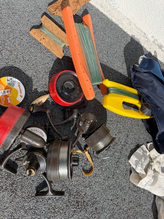4 Cañas de pescar y accesorios varios.