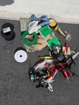 4 Cañas de pescar y accesorios varios.