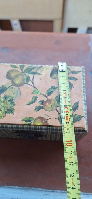 Scatolina vintage decorata con frutta
