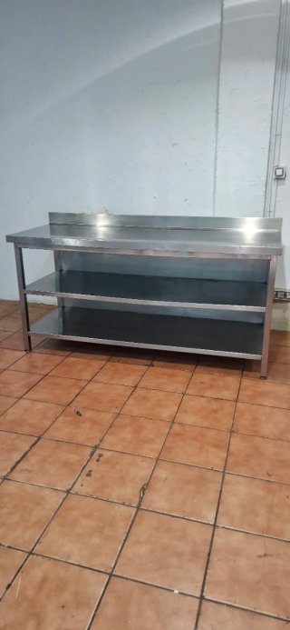 Mesa de acero inoxidable con 2 estantes