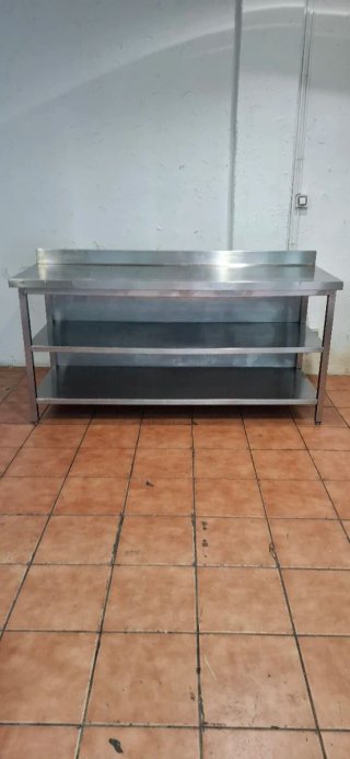 Mesa de acero inoxidable con 2 estantes