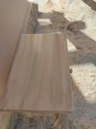 Mesita de noche de madera color beige