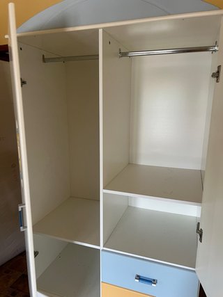 Habitación infantil: armario, mesita y cabecero