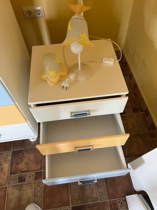 Habitación infantil: armario, mesita y cabecero
