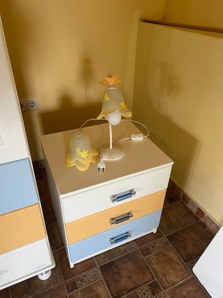 Habitación infantil: armario, mesita y cabecero
