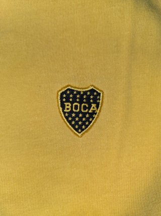 Camiseta amarilla con escudo