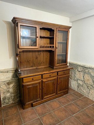 Alacena rústica de madera con vitrina