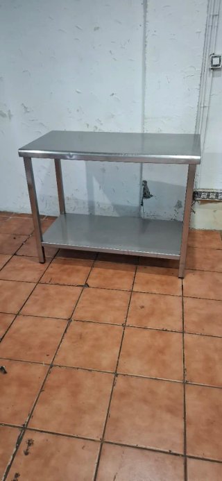 Mesa de acero inoxidable con estante