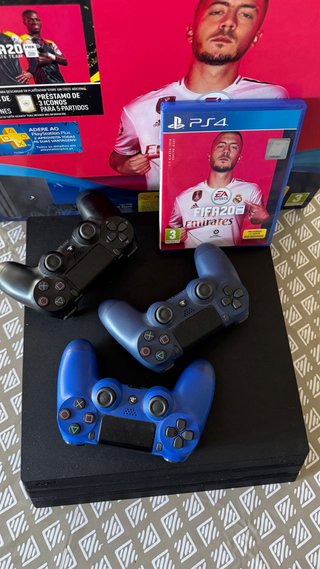 PS4 Pro 1TB + 3 mandos + 5 juegos (Hogwarts) +caja
