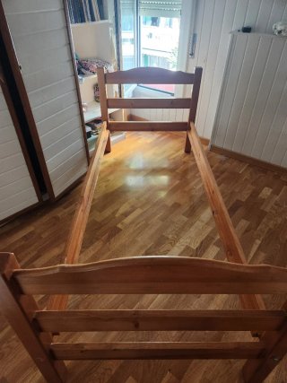 Cama de madera con somier