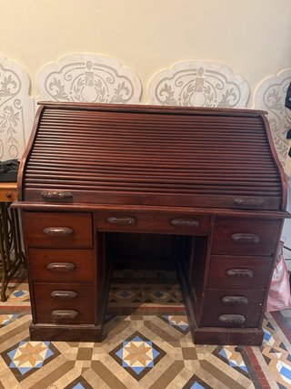 Escritorio antiguo de madera con persiana