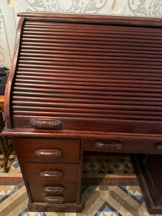 Escritorio antiguo de madera con persiana