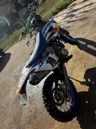 Husaberg 450 Enduro Azul y Blanca
