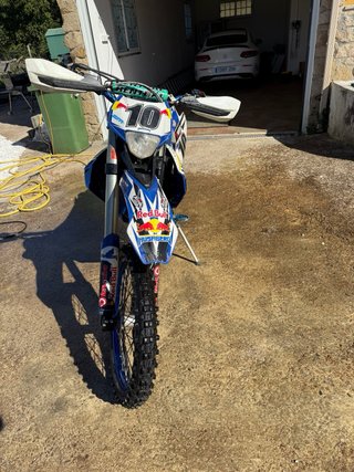 Husaberg 450 Enduro Azul y Blanca