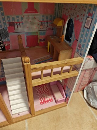 Casa de muñecas rosa con muebles