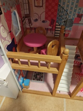 Casa de muñecas rosa con muebles