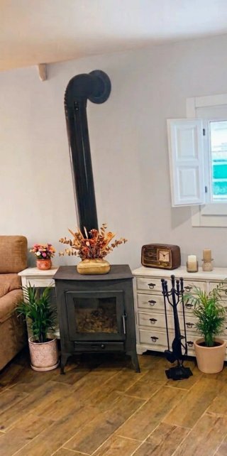 Chimenea de leña gris de hierro fundido.