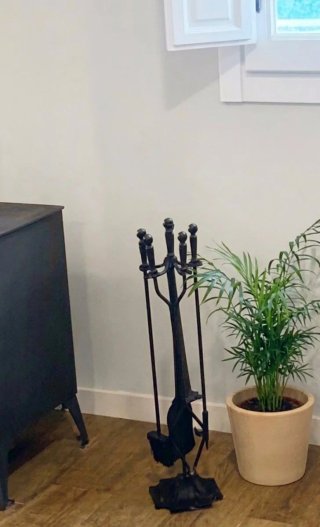 Chimenea de leña gris de hierro fundido.