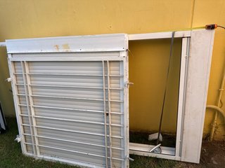 Puerta corredera aluminio con persiana y reja