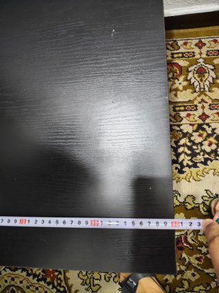 Mesa auxiliar negra Ikea.