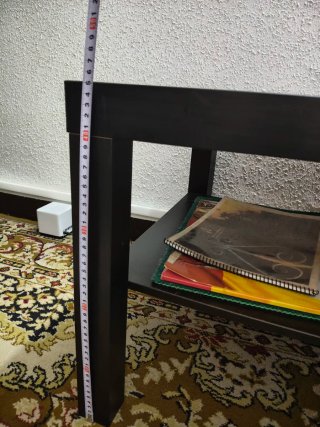 Mesa auxiliar negra Ikea.