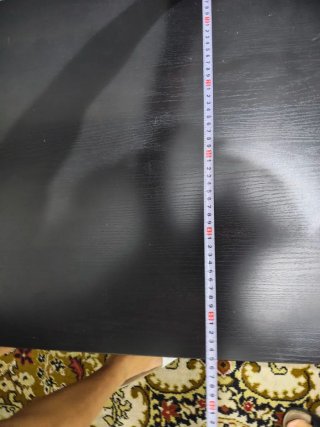 Mesa auxiliar negra Ikea.