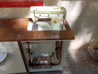 Máquina de coser antigua con mueble