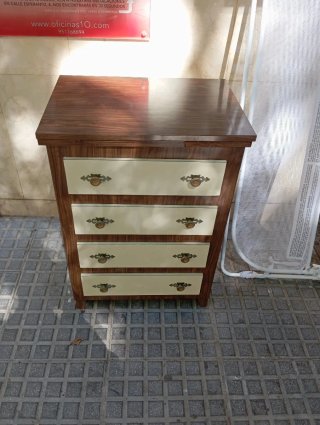 Máquina de coser antigua con mueble