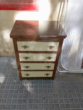 Máquina de coser antigua con mueble