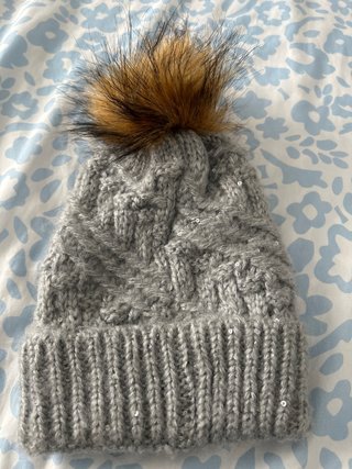 Gorro de lana gris con pompón