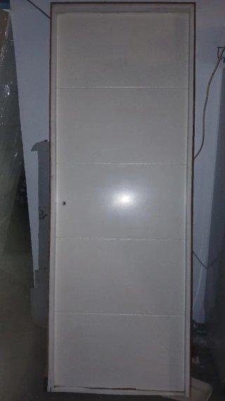 Puerta de entrada blanca con cerradura