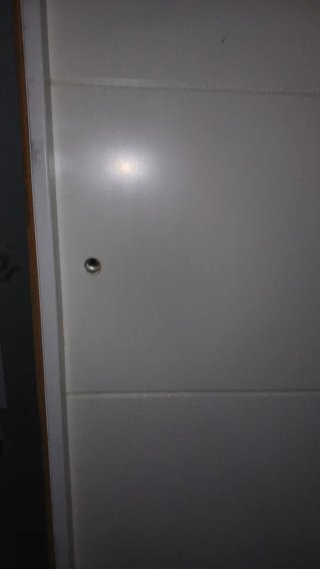 Puerta de entrada blanca con cerradura