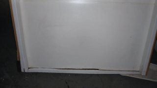 Puerta de entrada blanca con cerradura