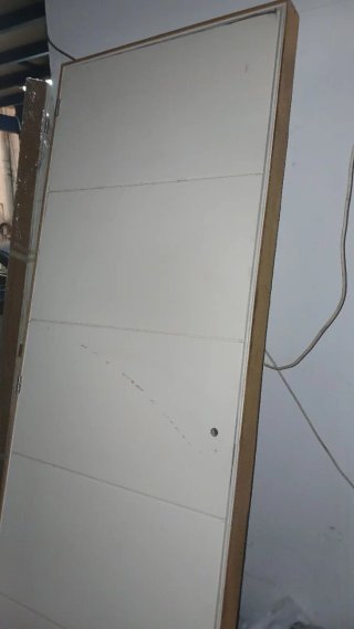 Puerta de entrada blanca con cerradura
