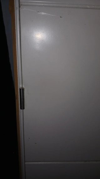 Puerta de entrada blanca con cerradura