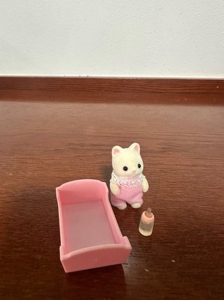 Sylvanian Families Bebé Gatito Rosa Cuna Biberón
