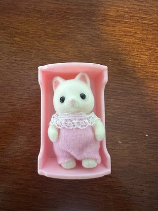 Sylvanian Families Bebé Gatito Rosa Cuna Biberón
